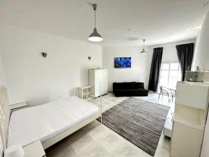 Postel nebo postele na pokoji v ubytování Nice Rooms for Rent in Compound Housing near Burj Alarab Dubai Villa 125 + 100 fotografií