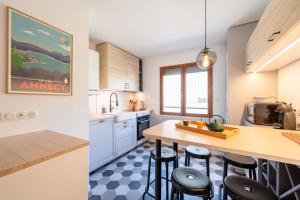 O bucătărie sau chicinetă la Les Hirondelles - Appartement 3 chambres à Annecy