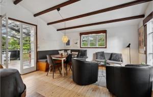 een woonkamer met een tafel en stoelen bij Lovely Home In Solrd Strand With Wifi in Karlstrup Strand