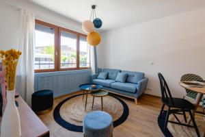 アヌシーにあるLes Hirondelles - Appartement 3 chambres à Annecyのソファとテーブルと椅子のあるリビングルーム +21枚の写真