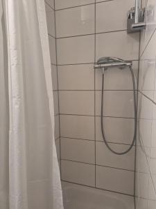 e bagno con doccia e tenda. di Studio Apartment mit Balkon 13-2L1 a Essen