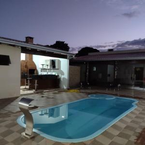 a swimming pool in the middle of a house at Recanto das Araras, Transcendental in Bonito