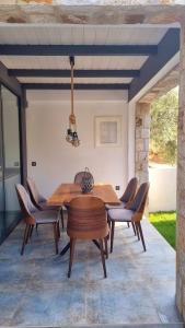 Danielli Luxury Villas في سكالا راخونيو: طاولة وكراسي خشبية على الفناء