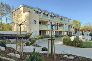 a building with a boat in front of it at Appartements "Zum Leuchtturm" Hafen Rankwitz Insel Usedom in Rankwitz