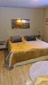 Letto o letti in una camera di Skogsbrynet B&B, Bredsjö Nya Herrgård