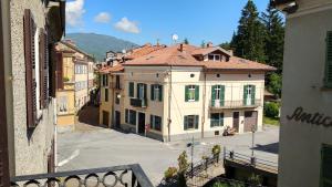 uma vista geral de uma cidade com edifícios em Alloggio dell'Antica Torre em Garessio