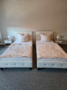 Postel nebo postele na pokoji v ubytování 2 Raum Wohnung im DG