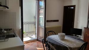 uma cozinha com uma mesa com uma toalha de mesa em Alloggio dell'Antica Torre em Garessio