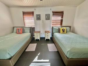 מיטה או מיטות בחדר ב-Moden Villa With Amazing Views