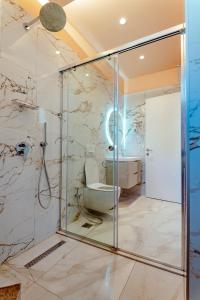 y baño con ducha de cristal y aseo. en Alex Boutique Hotel, en Himare 37 fotos más