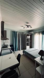 Posteľ alebo postele v izbe v ubytovaní Theros Room