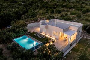 Bazén v ubytovaní Villa Dalmatina Hill House - private pool, sea and hill view, rooftop terrace, free parking alebo v jeho blízkosti