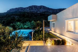 uma casa com vista para as montanhas em Villa Dalmatina Hill House - private pool, sea and hill view, rooftop terrace, free parking em Kaštela