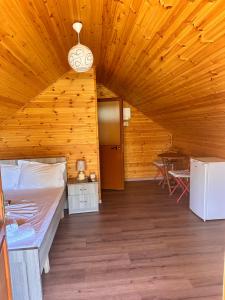 Cette chambre comprend un lit et un plafond en bois. dans l'établissement Boi Villas, à Dhërmi