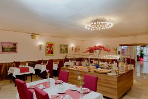 een restaurant met tafels en stoelen en een buffet bij Hotel Esplanade in Keulen