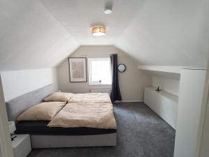 sypialnia z dużym łóżkiem i oknem w obiekcie Lofty Maisonette Wohnung, A Lage, Messenähe w Essen