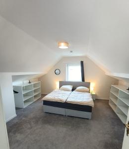 Schlafzimmer mit einem Bett und einem Fenster in der Unterkunft Lofty Maisonette Wohnung, A Lage, Messenähe in Essen