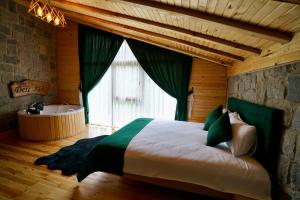 sypialnia z dużym łóżkiem i dużym oknem w obiekcie DERE AĞZI TATİL KÖYÜ w mieście Rize