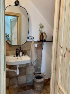 ein Bad mit einem Waschbecken und einem Spiegel in der Unterkunft Przystanek 470 in Krościenko nad Dunajcem