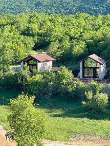 uma pequena casa no meio de um campo em Etno selo montegoat em Nikšić