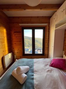 מיטה או מיטות בחדר ב-Cabaña con encanto y vistas increíbles!!