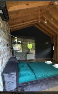 uma cama grande num quarto com tecto em Etno selo montegoat em Nikšić