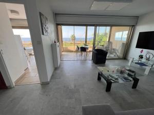 ein Wohnzimmer mit einem Tisch und ein Zimmer mit Aussicht in der Unterkunft Licorne G14 in Cannes