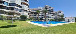 basen przed dużym budynkiem mieszkalnym w obiekcie Penthouse Vistamar Torrox Costa w mieście Torrox Costa