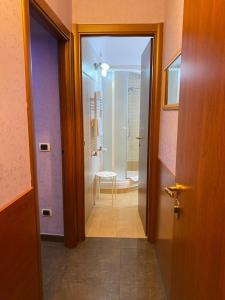 un corridoio con una porta che conduce a un bagno di tagliaferri lucia a Roma