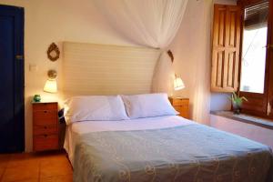 Postel nebo postele na pokoji v ubytování La Casita Azul - Casa típica andaluza + 25 fotografií