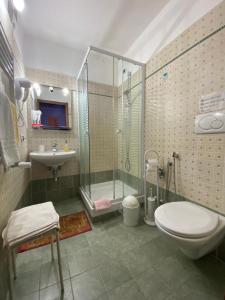 ローマにあるtagliaferri luciaのバスルーム(シャワー、トイレ、シンク付)