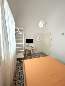 une chambre avec une échelle et une chambre avec une table dans l'établissement B&B Palazzo Corselli, à Bagheria