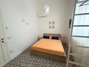 um pequeno quarto com uma cama num quarto em B&B Palazzo Corselli em Bagheria