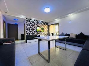 Facilități de tenis de masă la sau în apropiere de Beautiful 2 bedrooms in a marbella beach with a Pool & 24/7 security