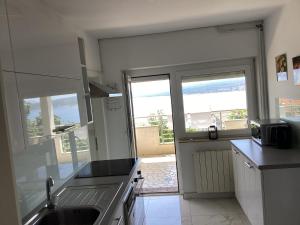 Kuchyňa alebo kuchynka v ubytovaní Apartman Brankica