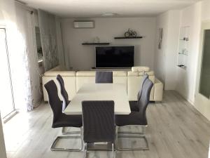 Televízia a/alebo spoločenská miestnosť v ubytovaní Apartman Brankica