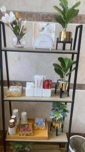 un estante con flores y otros artículos. en ديار الفارس en Yanbu