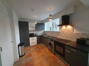 cocina con fregadero y lavavajillas en Cosy, Central Apartment Skipton, en Skipton