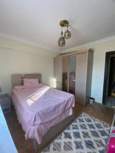 Un pat sau paturi într-o cameră la A gorgeous furnished 3 BDs apt