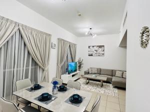 Posezení v ubytování INA Homes-BLVD Central 2BHK Apartment near Burj Khalifa