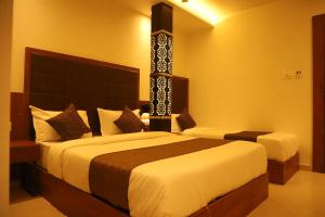 um quarto com duas camas num quarto em Hotel Sai Pritam em Mumbai