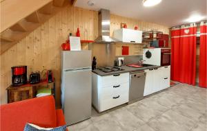 kuchnia z lodówką i kuchenką w obiekcie Stunning Home In Mont-dore With House A Mountain View w mieście Mont-Dore