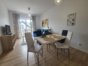 Televízia a/alebo spoločenská miestnosť v ubytovaní APARTAMENTY "LA VILLA" SUPERIOR II z dwoma sypialniami, balkonem, parkingiem, blisko centrum