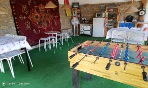 een tafeltennistafel in het midden van een kamer bij Граничар 3 СЪРФА in Granichar