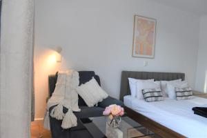 um quarto com uma cama, um sofá e uma mesa em K - Town Hotel em Katherine