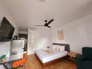 um quarto com uma cama e uma ventoinha de tecto em K - Town Hotel em Katherine