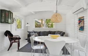 un comedor blanco con una mesa y sillas blancas en Gorgeous Home In Vordingborg With Wifi en Vordingborg