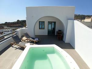 a swimming pool on the roof of a house at Amphitrite Suites Santorini in Vóthon