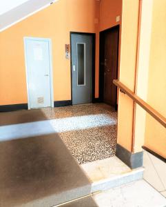 an empty hallway with a door in a building at FRONTE del GOLF in Rapallo