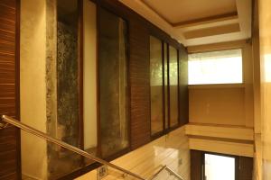 uma escada numa casa com paredes de madeira e uma janela em Hotel Sai Pritam em Mumbai